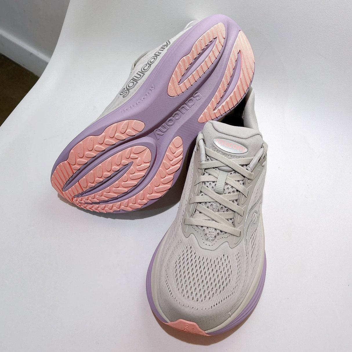 Saucony - Saucony Unisex's Triumph 24 Road Running Shoes - Cam2