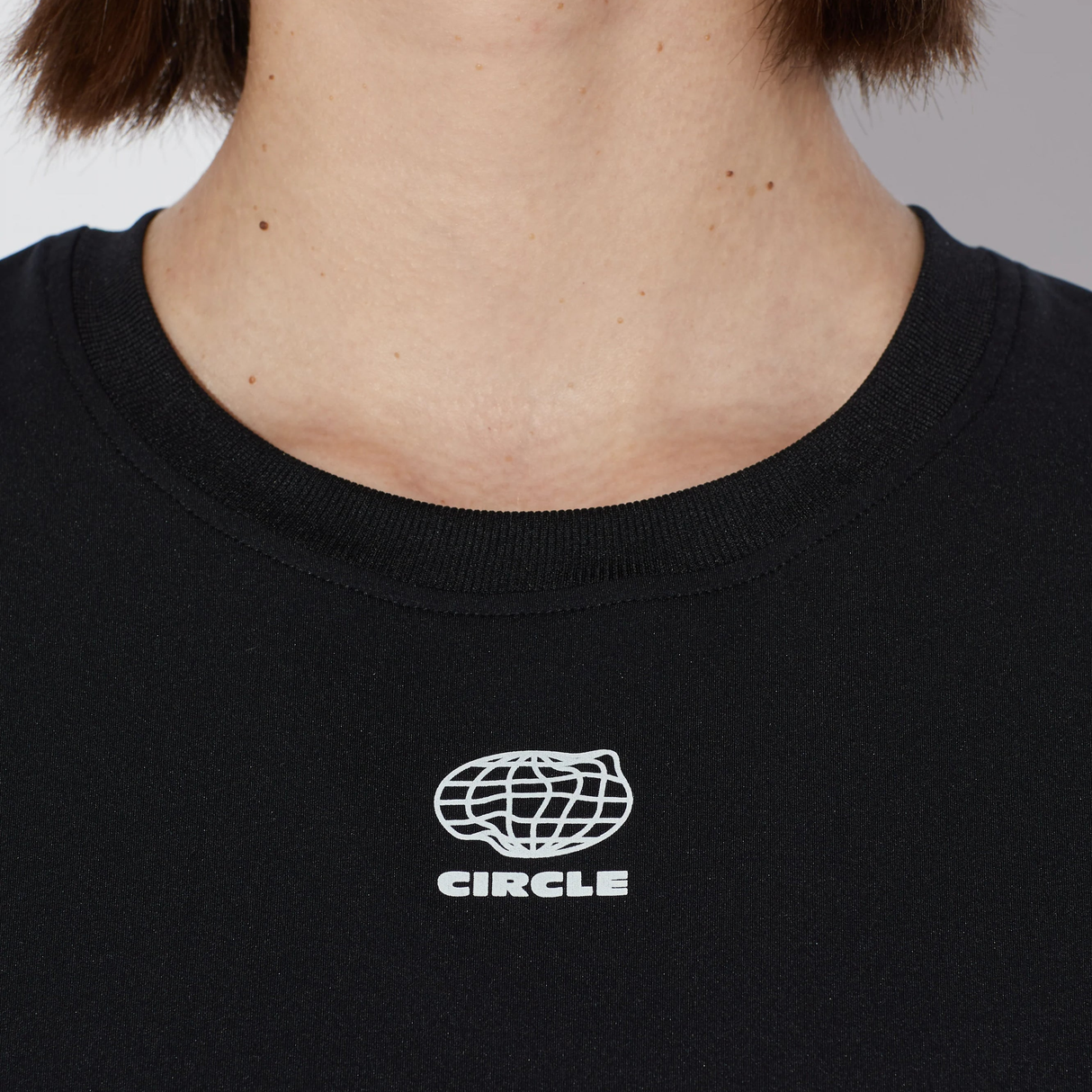 CIRCLE - CIRCLE Women's Crop Top Smooth Operator 2.0 - Cam2