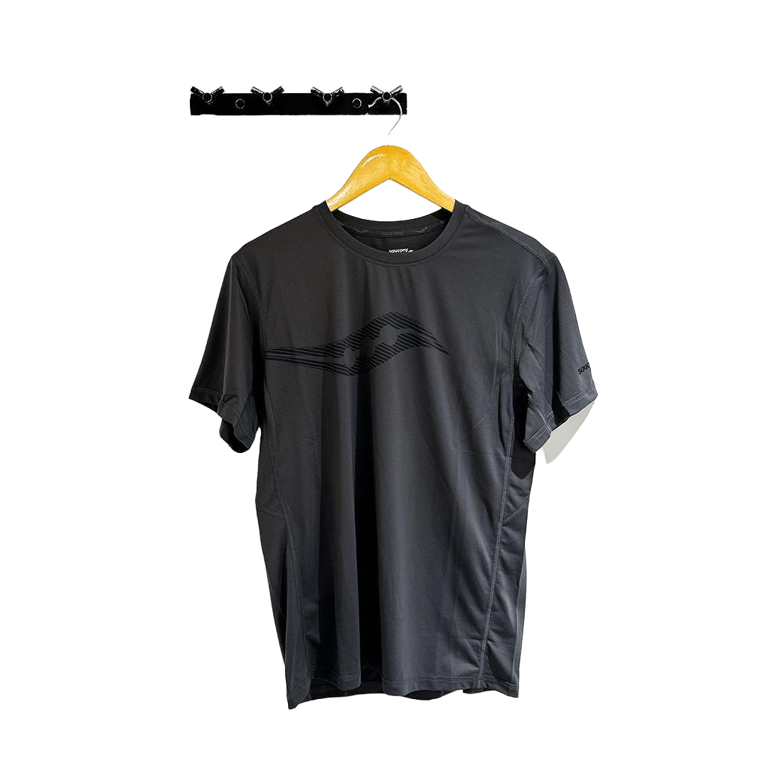 Saucony Men's Sport Short Sleeve Tee (Grey) SC2239025-1 - Cam2