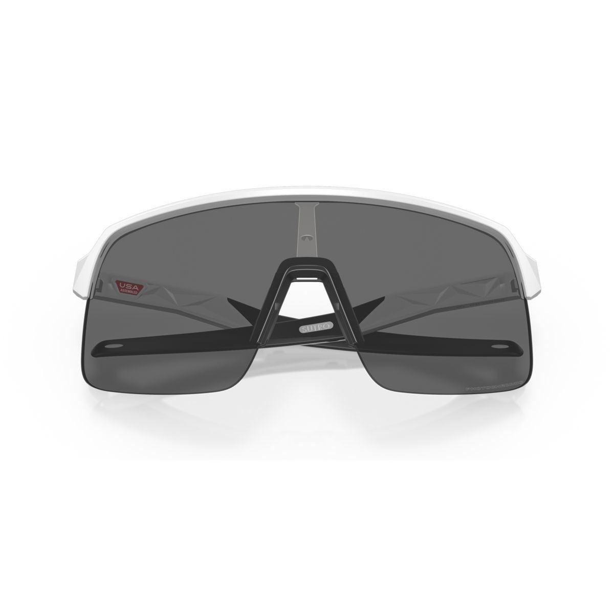 Oakley Sutro Lite (Low Bridge Fit) Matte White/Clear To Black Iridium Photochromic 0OO9463A-946319